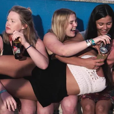 Rising Cock Party 旅馆 *